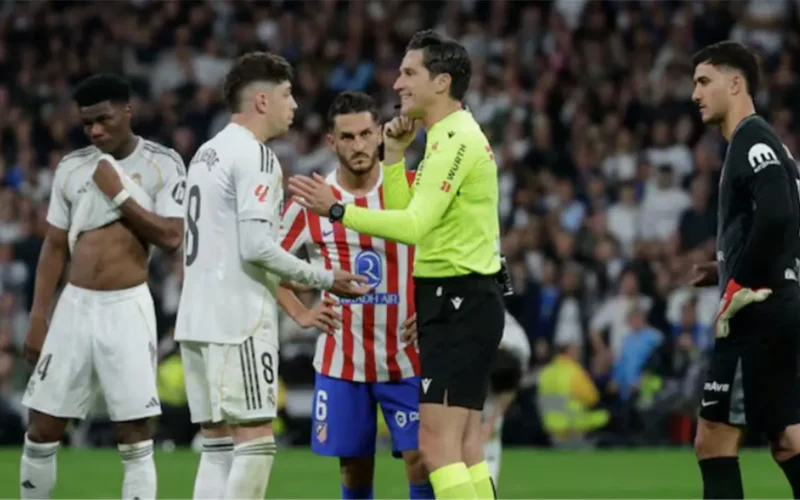 قناة ريال مدريد تهاجم حكم الديربي وتتهمه بمحاولة الإضرار بفرص الفريق الملكي